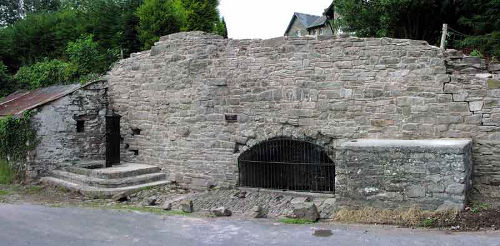 copyright: http://www.freewebs.com/llanddew/llanddewwellsainteluned.htm#well